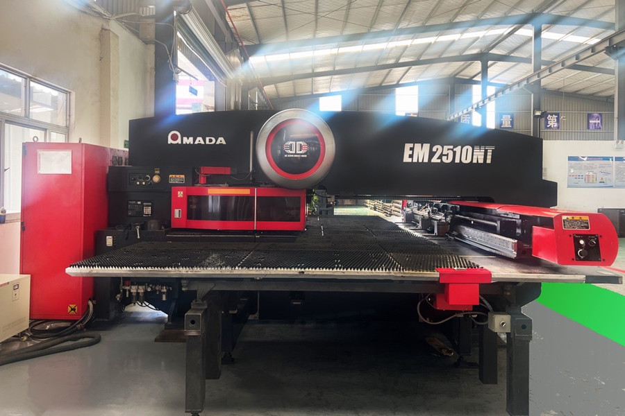 Amada Numerical Punching Machine körs i full kapacitet för EV -laddningskomponenter